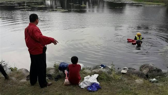 父為撿遙控船墜湖　男童焦急蹲岸邊