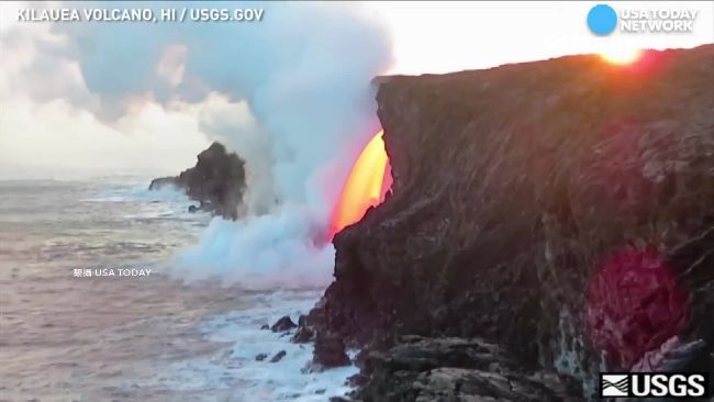 火山熔岩傾洩入海　水火交界白煙飛舞