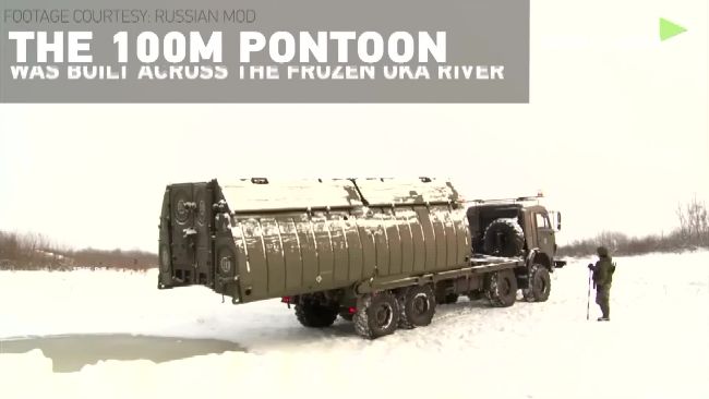 俄軍雪地拼裝摺疊橋　裝甲部隊速通過