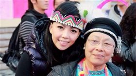 張惠妹與張媽媽　圖／翻攝自臉書