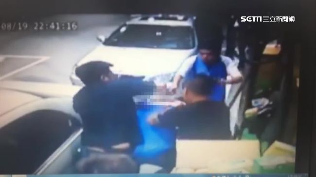 提醒騎錯加油島　男竟撂人圍毆工讀生