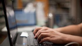 電腦、3C、打字。（圖非新聞當事人／攝影者chia ying Yang,Flickr CC License／網址http://bit.ly/2kkVL1X）