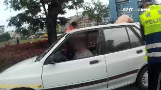 轎車遭撞暴衝卡公園　女駕駛驚嚇腳軟