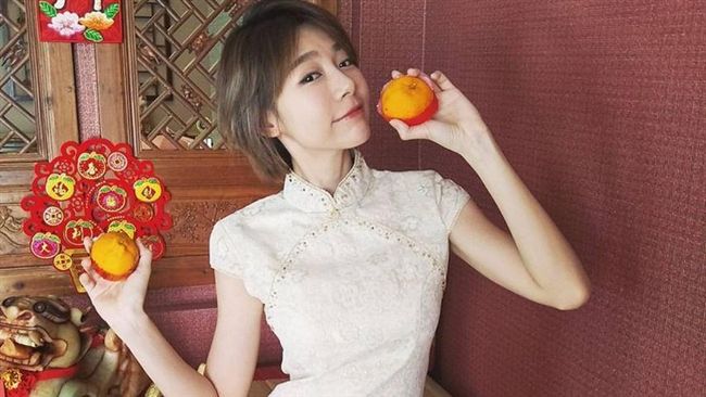 林明禎旗袍拜年　E奶小蠻腰包不住