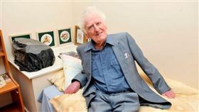 Chris Culleton 
圖翻攝自SWNS
http://www.mirror.co.uk/news/weird-news/britains-hugh-hefner-79-year-9743574
