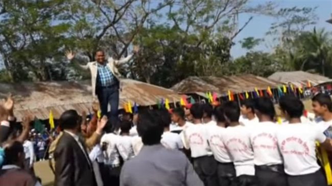 學生搭人肉橋梁迎賓　任官員踩踏拍照