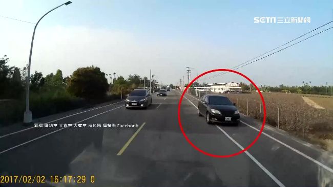 超車超到對面　駕駛逆向到底驚險會車