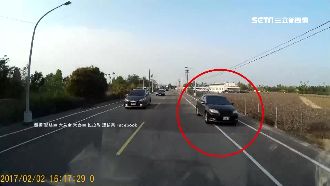 超車超到對面　駕駛逆向到底驚險會車