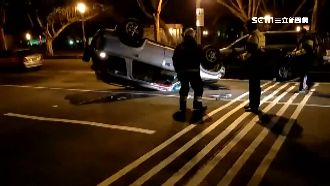 疑疲勞駕駛　失控自撞路邊轎車後翻覆