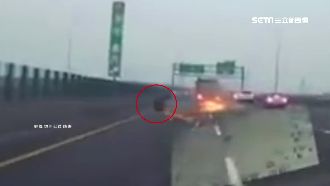 貨車脫輪冒火花　落單輪胎一路追著跑