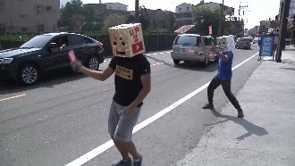 甕仔雞餐廳搶客　邀工讀生戴紙箱熱舞