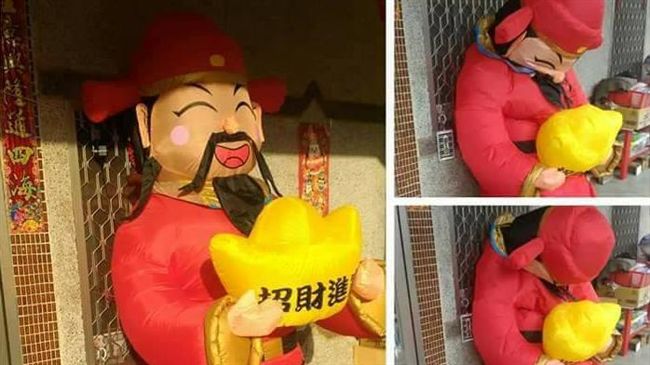 財神爺站到度估　網友笑翻：小心過勞