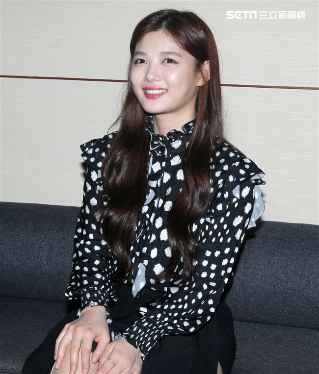 韓星金裕貞來台與粉絲見面會，先暖身接受媒體的聯訪。（記者邱榮吉/攝影）