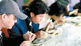 民眾使用免洗餐具吃飯。