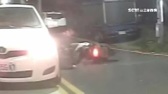 轉角強光突襲！兩車對撞騎士卡車底