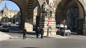 巴黎警力封鎖羅浮宮  觀光客向隅
一名男子3日早上持刀於巴黎羅浮宮旁攻擊巡邏中的軍
人，已被開槍制伏，但警方仍暫時封鎖羅浮宮周圍。
中央社記者曾依璇巴黎攝  106年2月3日