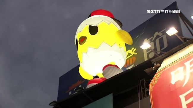 台北燈節試燈　小奇雞家族照亮西門町