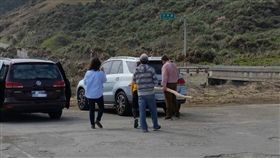 有錢就是任性！賓士男墾丁走春　竟私自帶走珊瑚石、漂流木
圖/翻攝自臉書社團爆料公社