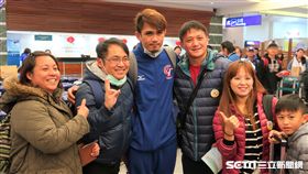 張志豪與球迷合照（圖／記者王怡翔攝）