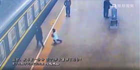 火車發車前一分鐘，西寧3歲女童掉落月台。（圖／翻攝自鳳凰視頻）