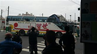 陸客團遊覽車自撞橋墩　22輕重傷