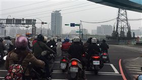 空汙,空污,汙染,污染,空氣,品質,PM2.5,懸浮微粒,天氣,氣象,西半部,台灣,髒,口罩,健康-記者陳彥宇攝(台北)