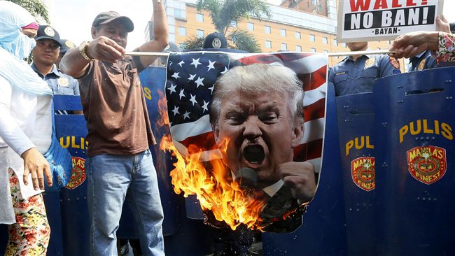 沒蜜月期　川普上任首次民調落後前輩