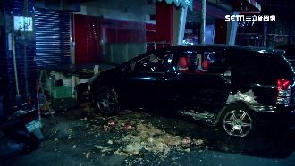 兩台車超速相撞　衝向民宅餿水四濺