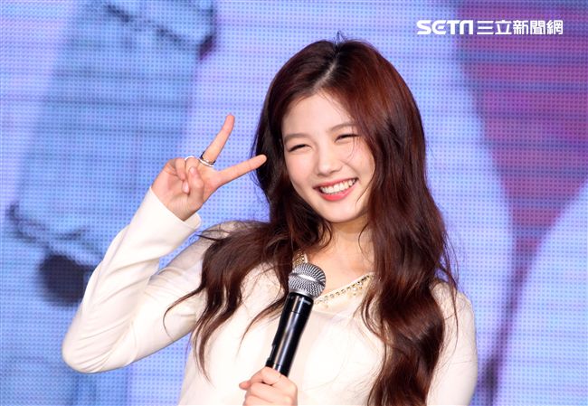 韓星金裕貞首次來台在媒體見面會裡，不濟形象現場扮鬼臉搞笑，希望台灣粉絲們多多支持她。（記者邱榮吉/攝影）