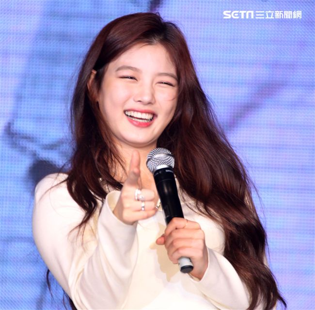 韓星金裕貞首次來台在媒體見面會裡，不濟形象現場扮鬼臉搞笑，希望台灣粉絲們多多支持她。（記者邱榮吉/攝影）