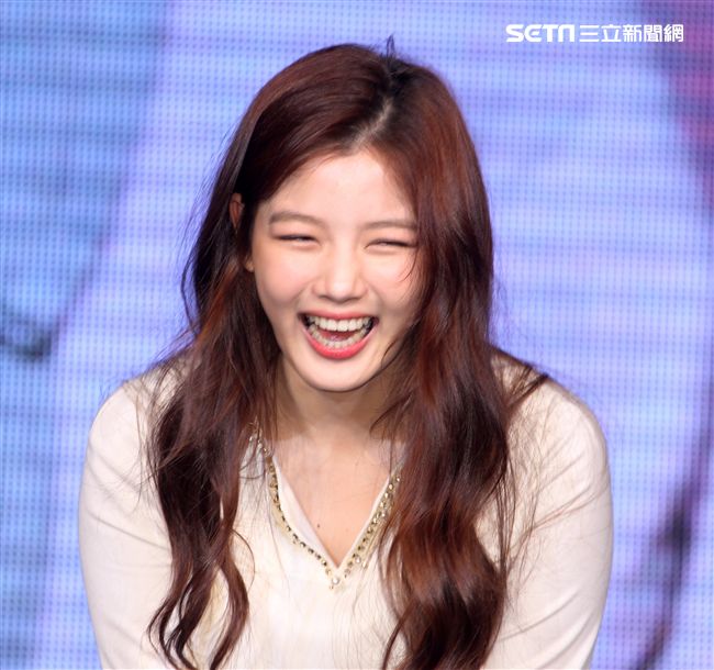 韓星金裕貞首次來台在媒體見面會裡，不濟形象現場扮鬼臉搞笑，希望台灣粉絲們多多支持她。（記者邱榮吉/攝影）