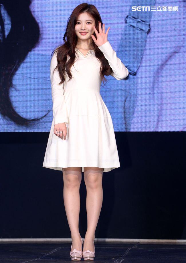 韓星金裕貞首次來台在媒體見面會裡，不濟形象現場扮鬼臉搞笑，希望台灣粉絲們多多支持她。（記者邱榮吉/攝影）