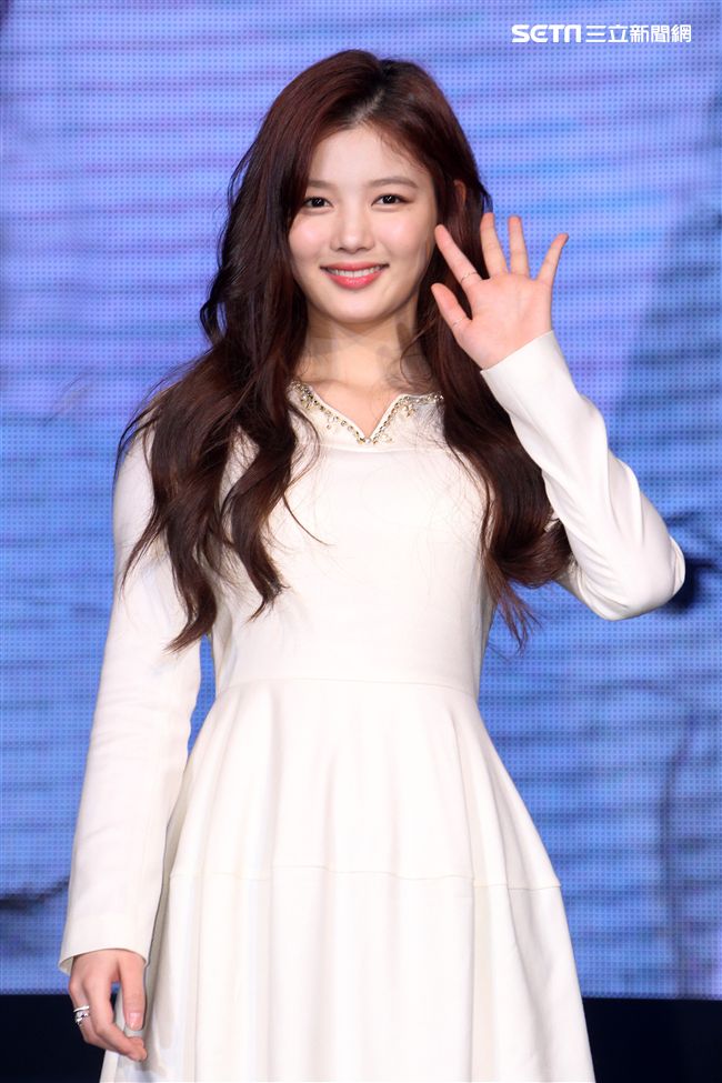 韓星金裕貞首次來台在媒體見面會裡，不濟形象現場扮鬼臉搞笑，希望台灣粉絲們多多支持她。（記者邱榮吉/攝影）