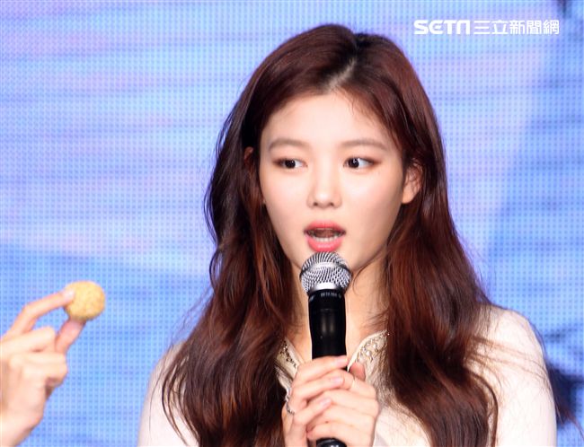 韓星金裕貞首次來台在媒體見面會裡，不濟形象現場扮鬼臉搞笑，希望台灣粉絲們多多支持她。（記者邱榮吉/攝影）