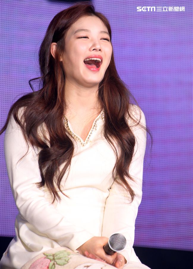 韓星金裕貞首次來台在媒體見面會裡，不濟形象現場扮鬼臉搞笑，希望台灣粉絲們多多支持她。（記者邱榮吉/攝影）