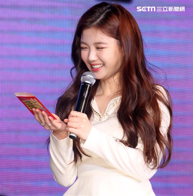 韓星金裕貞首次來台在媒體見面會裡，不濟形象現場扮鬼臉搞笑，希望台灣粉絲們多多支持她。（記者邱榮吉/攝影）