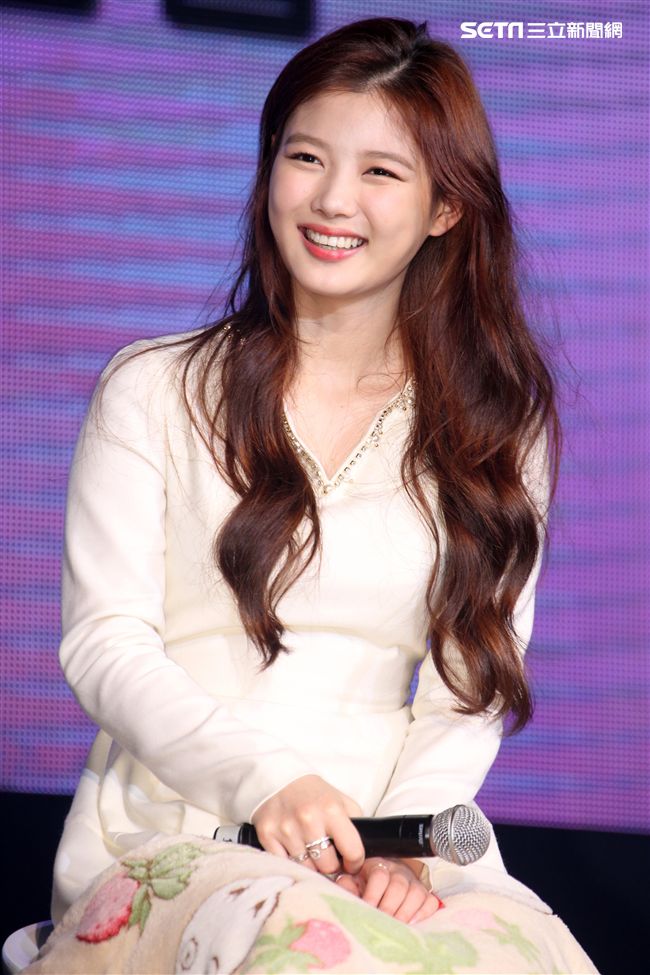 韓星金裕貞首次來台在媒體見面會裡，不濟形象現場扮鬼臉搞笑，希望台灣粉絲們多多支持她。（記者邱榮吉/攝影）