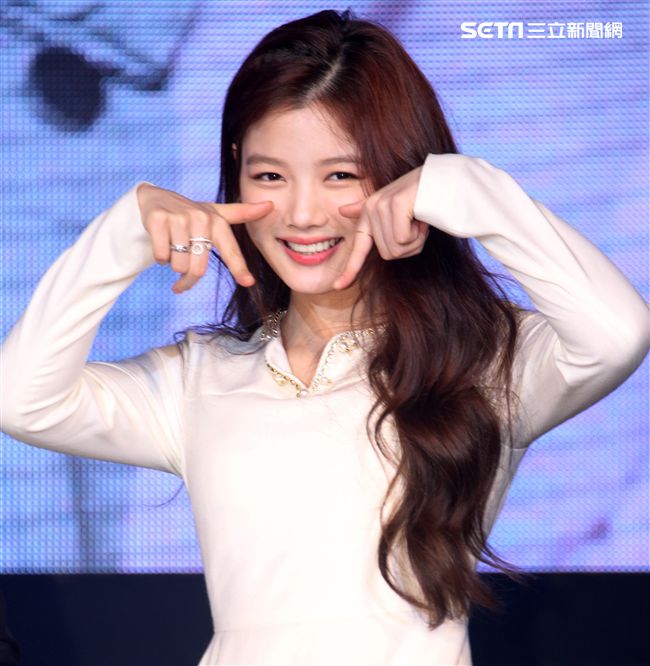 韓星金裕貞首次來台在媒體見面會裡，不濟形象現場扮鬼臉搞笑，希望台灣粉絲們多多支持她。（記者邱榮吉/攝影）