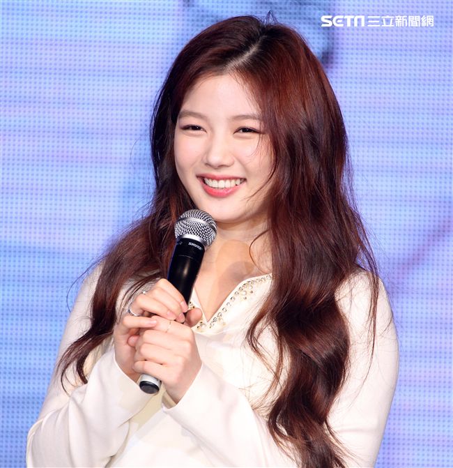 韓星金裕貞首次來台在媒體見面會裡，不濟形象現場扮鬼臉搞笑，希望台灣粉絲們多多支持她。（記者邱榮吉/攝影）