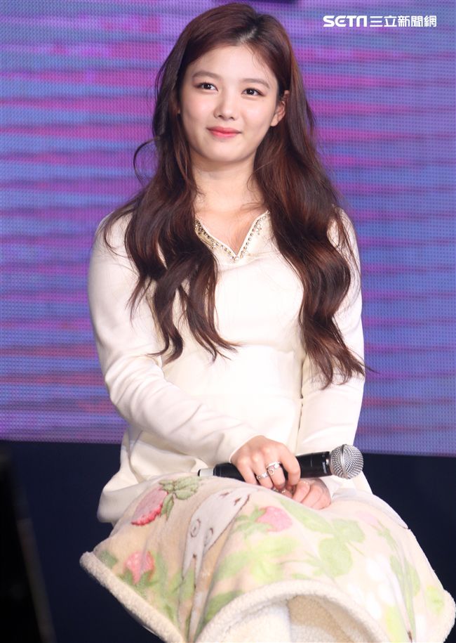 韓星金裕貞首次來台在媒體見面會裡，不濟形象現場扮鬼臉搞笑，希望台灣粉絲們多多支持她。（記者邱榮吉/攝影）