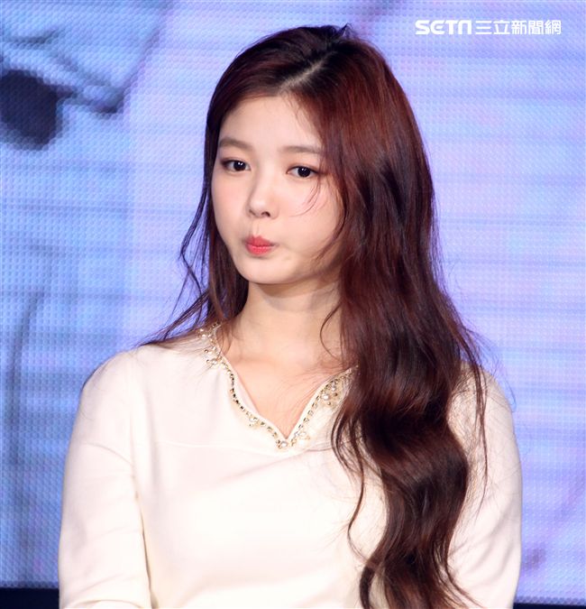 韓星金裕貞首次來台在媒體見面會裡，不濟形象現場扮鬼臉搞笑，希望台灣粉絲們多多支持她。（記者邱榮吉/攝影）