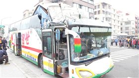 陸客,遊覽車,高雄,橋墩,車禍(中央社)
