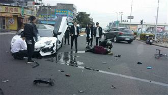 阿桑闖紅燈撞大牛　網友：維修費嚇人