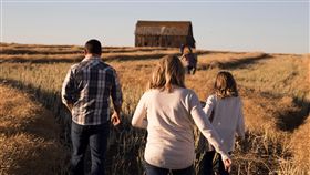 家人,旅行,鄉村,草原,秋天（圖／StockSnaps）