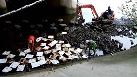 桃園市大園汽電公司疑似因為廠內管線洩漏，造成約2
噸重油沿雨水道污染老街溪及出海口，附近河床砂石一
片焦黑，最高將被處新台幣600萬元罰款。
（桃園市政府環保局提供）