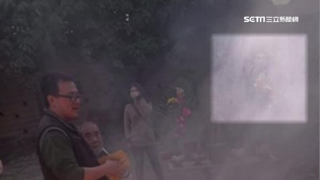 詭！燒紙錢祭祖　煙霧見平頭男掛佛珠