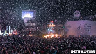 台北燈節點燈　雪白碎紙花灑滿西門町