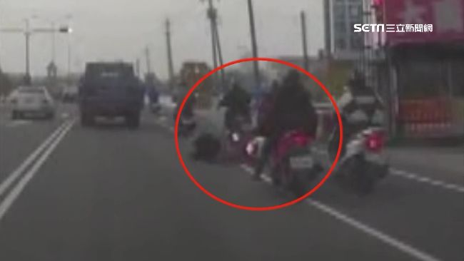 機車貼太近急煞　騎士遭後車輾過