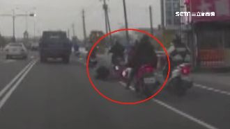 機車貼太近急煞　騎士遭後車輾過