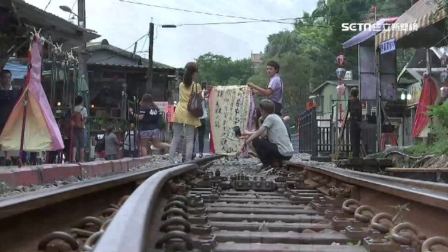 幫客人拍照錯了？運將被天燈業者圍毆